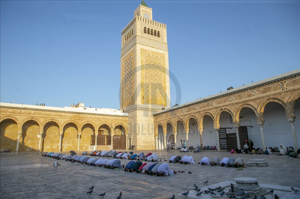 تونس.. المئات يحتاطون من "كورونا" ويصلون العيد بـ"الزيتونة"