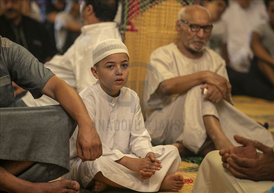 تونس.. المئات يحتاطون من "كورونا" ويصلون العيد بـ"الزيتونة"