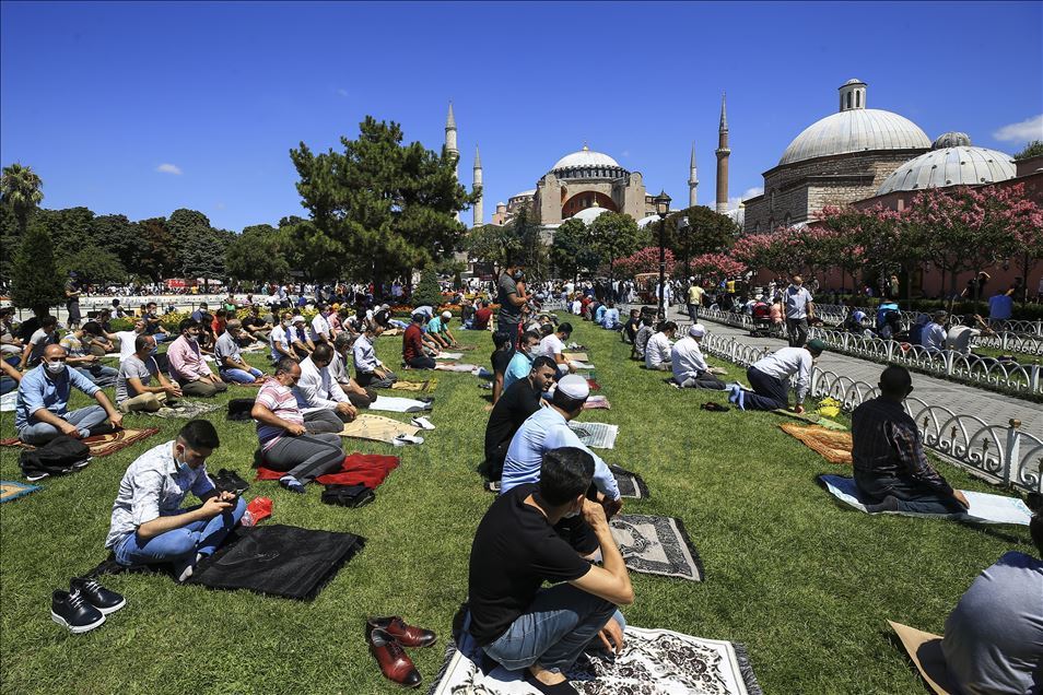 Ayasofya-i Kebir Cami-i Şerifi'nde cuma yoğunluğu