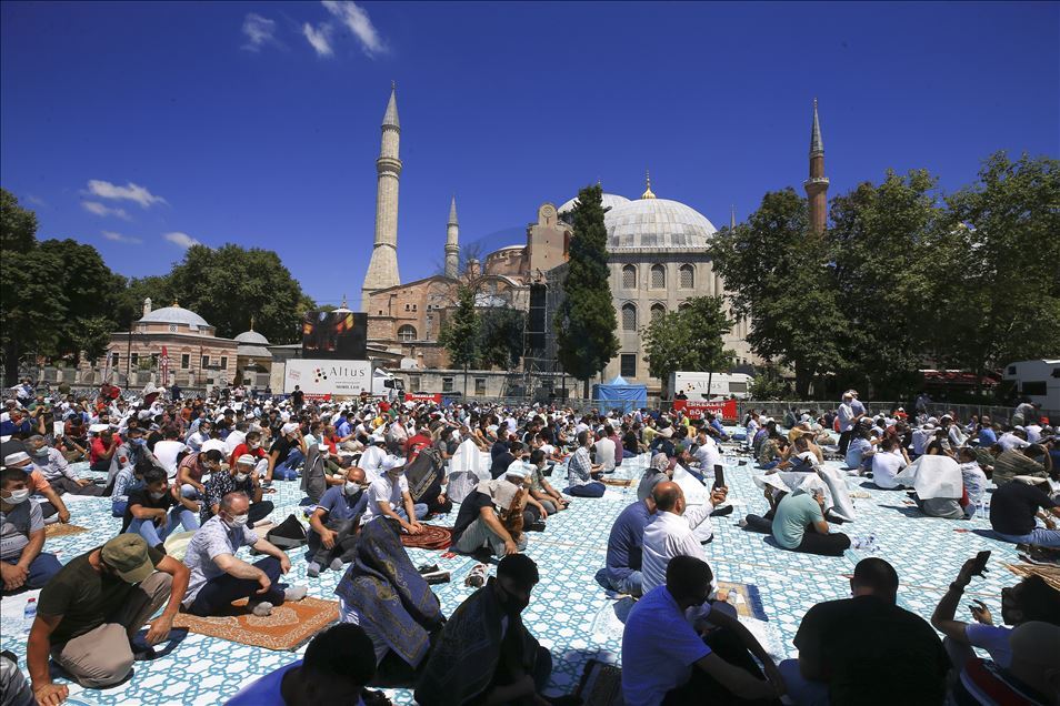 Ayasofya-i Kebir Cami-i Şerifi'nde cuma yoğunluğu