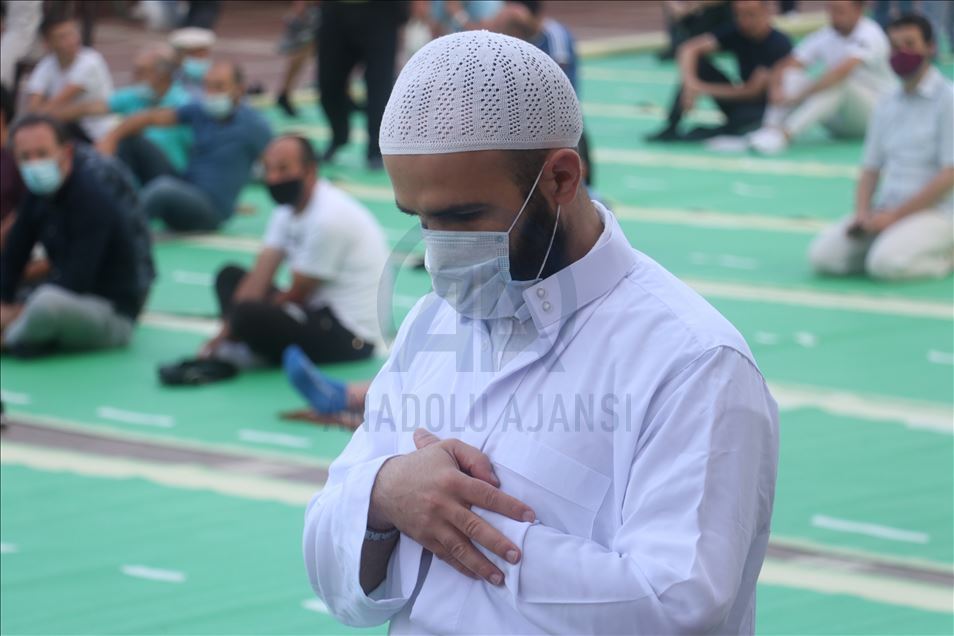 Në Shqipëri falet namazi i Kurban Bajramit