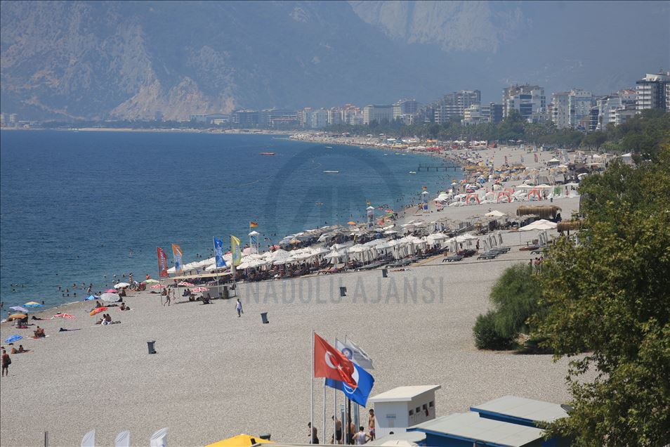 Antalya ve Muğla'da sahillerde yoğunluk yaşanıyor