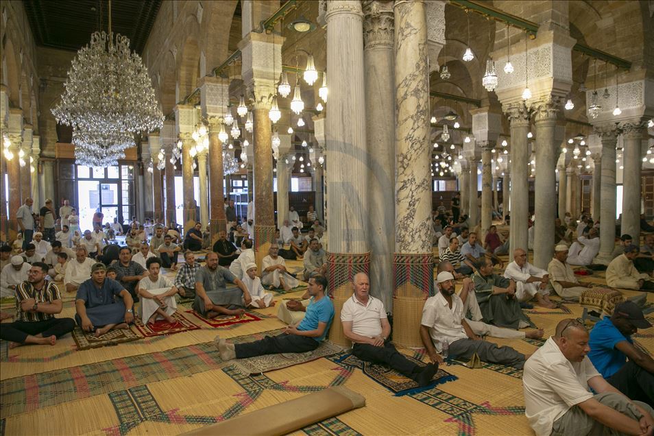 تونس.. المئات يحتاطون من "كورونا" ويصلون العيد بـ"الزيتونة"