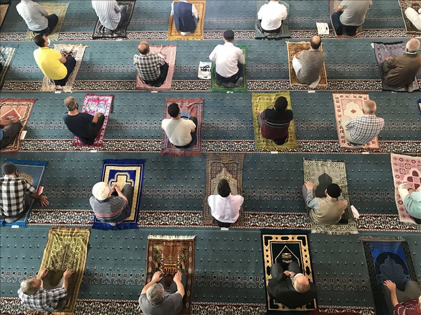 Bilecik'te bayram namazı Kovid-19 tedbirlerine uyularak kılındı
