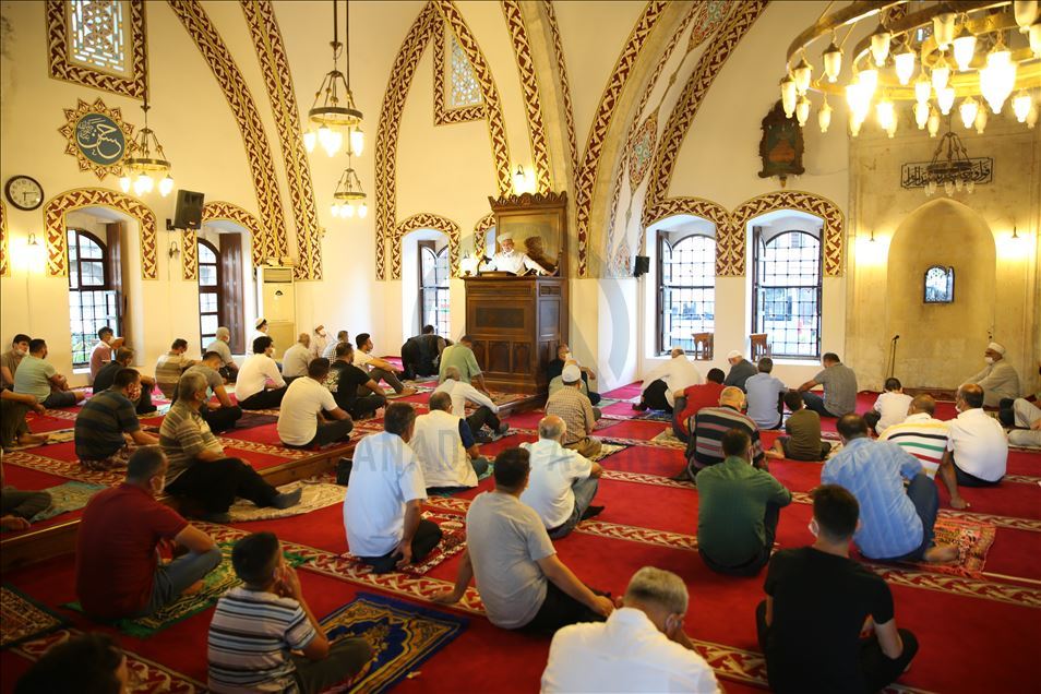 Hatay'da bayram namazı Kovid-19 tedbirlerine uyularak kılındı