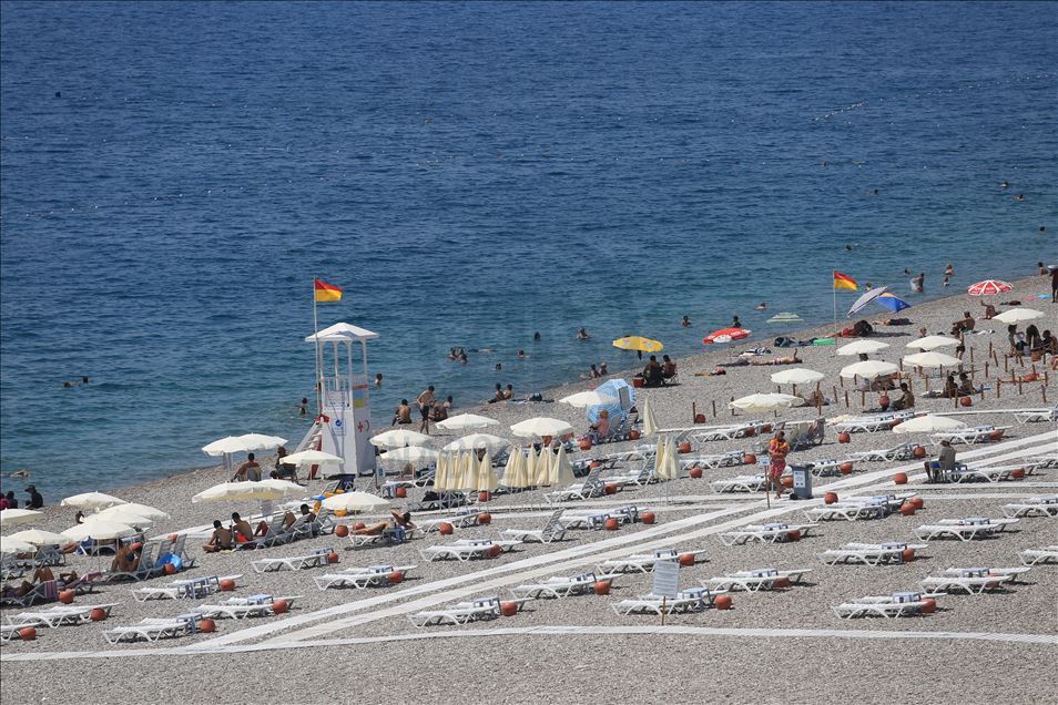 Antalya ve Muğla'da sahillerde yoğunluk yaşanıyor