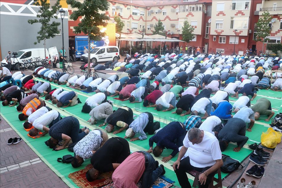 Në Shqipëri falet namazi i Kurban Bajramit