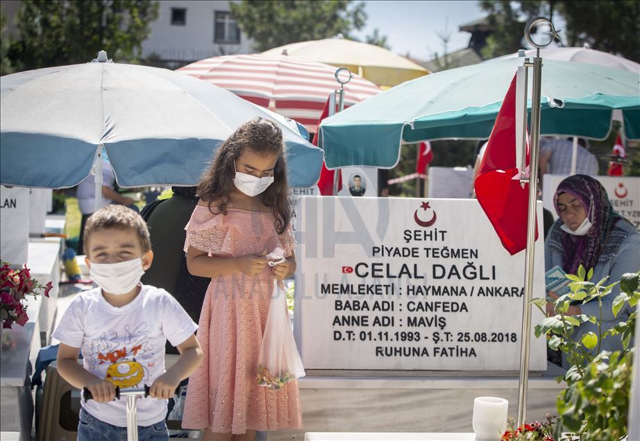Başkentte şehit aileleri bayramın ilk günü kabristanda dua okudu