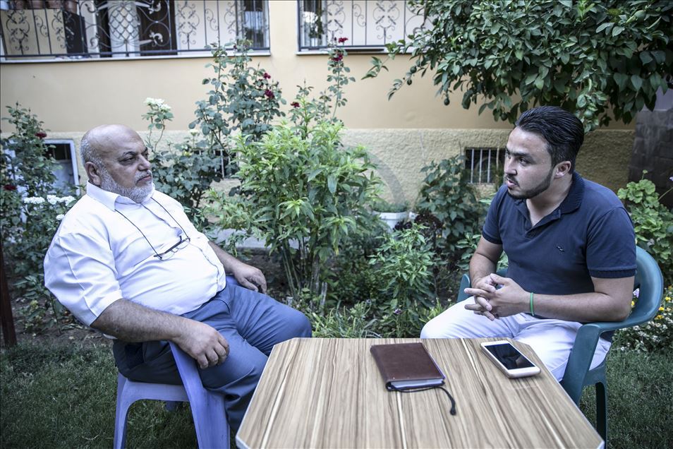 Savaşta yakınlarını kaybeden Suriyeli gazeteci, acı dolu günleri unutmak istiyor
