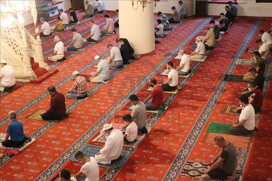 İzmir'de Kurban Bayramı namazı Kovid-19 tedbirlerine uyularak kılındı