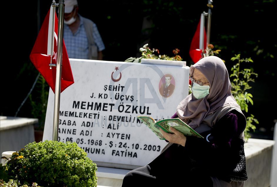 Başkentte şehit aileleri bayramın ilk günü kabristanda dua okudu