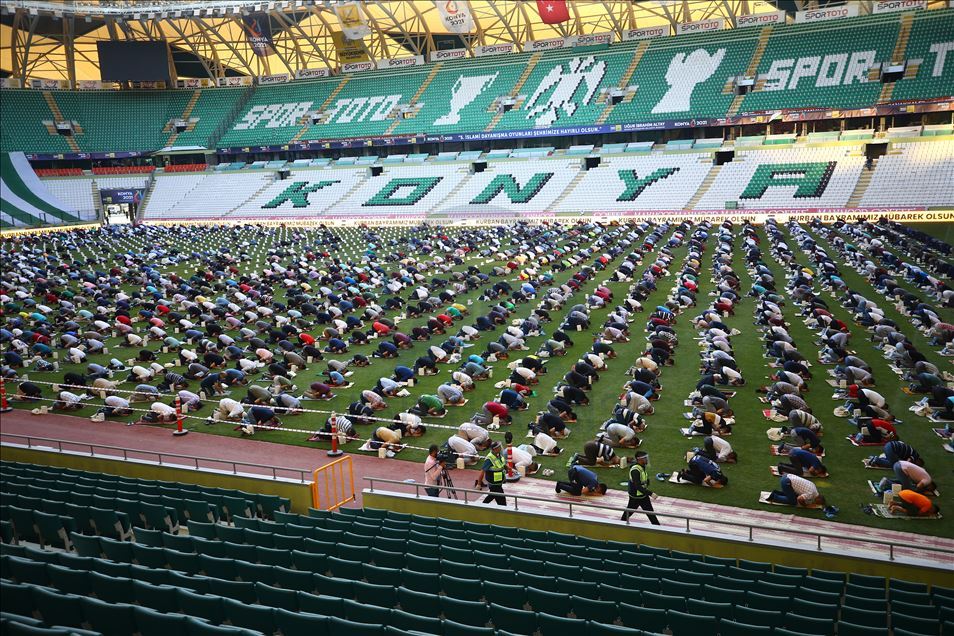 Konya’da bayram namazı stadyumda kılındı