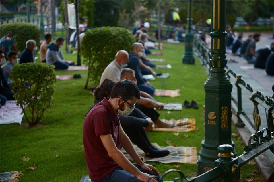 Eskişehir'de bayram namazı Kovid-19 tedbirlerine uyularak kılındı