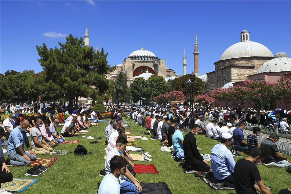Ayasofya-i Kebir Cami-i Şerifi'nde cuma yoğunluğu