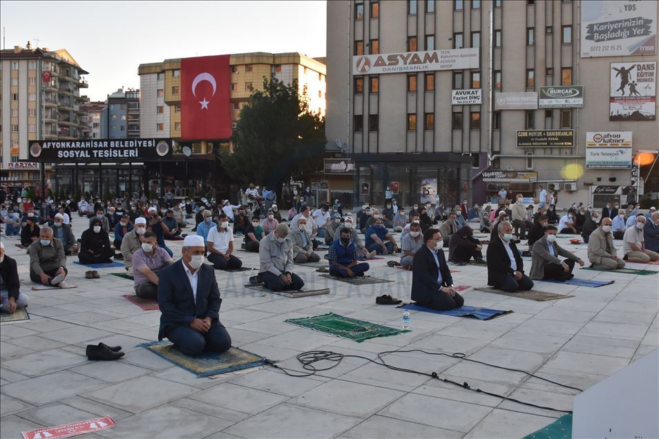 Afyonkarahisar'da bayram namazı Zafer Meydanı'nda kılındı