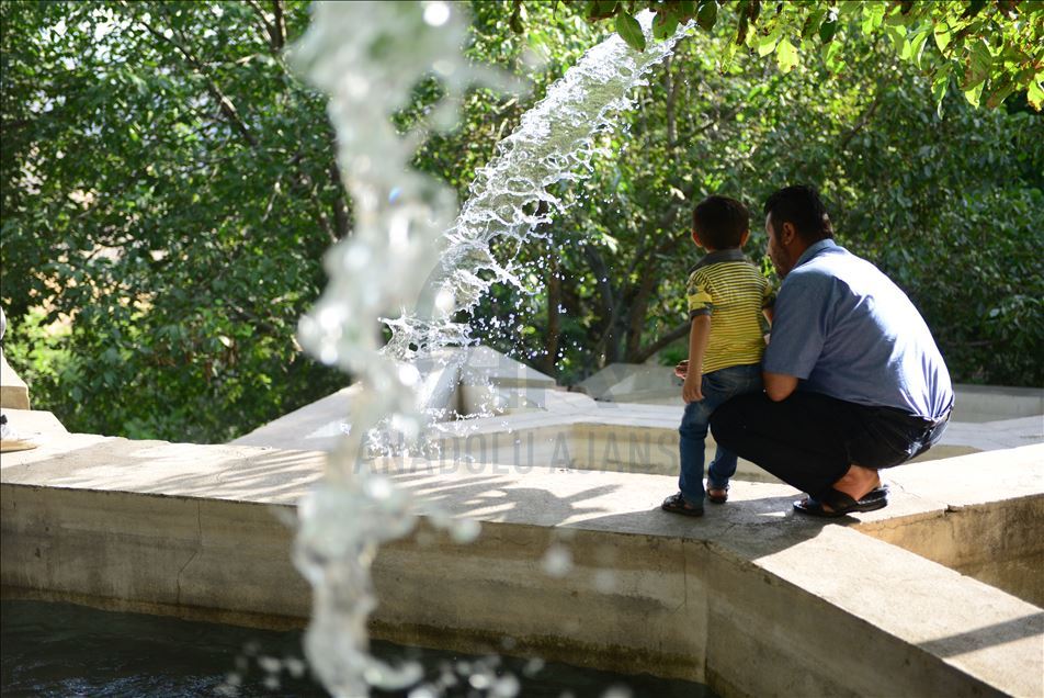 بەمەبەستی راکێشانی گەشتیار بۆ گوندەکەیان پرۆژەیەکی گەشتیارییان لەسەر لووتکەی شاخ کردۆتەوە