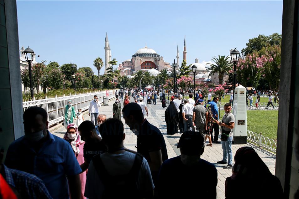 إقبال كبير على زيارة مسجد آيا صوفيا في ثاني أيام العيد