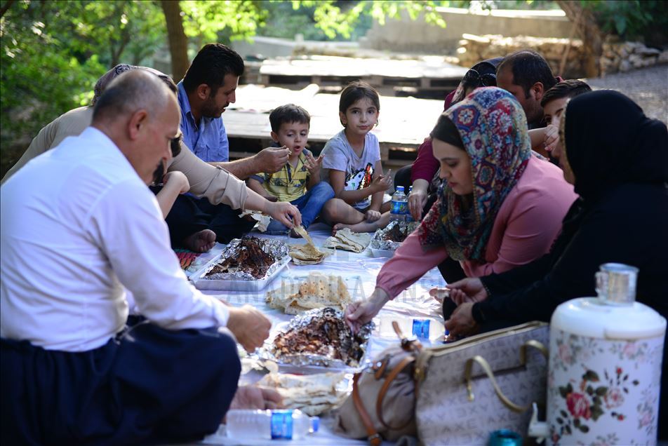 بەمەبەستی راکێشانی گەشتیار بۆ گوندەکەیان پرۆژەیەکی گەشتیارییان لەسەر لووتکەی شاخ کردۆتەوە