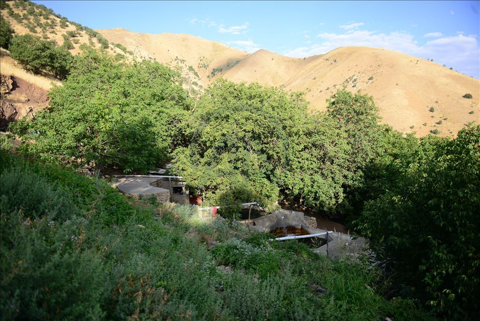 بەمەبەستی راکێشانی گەشتیار بۆ گوندەکەیان پرۆژەیەکی گەشتیارییان لەسەر لووتکەی شاخ کردۆتەوە