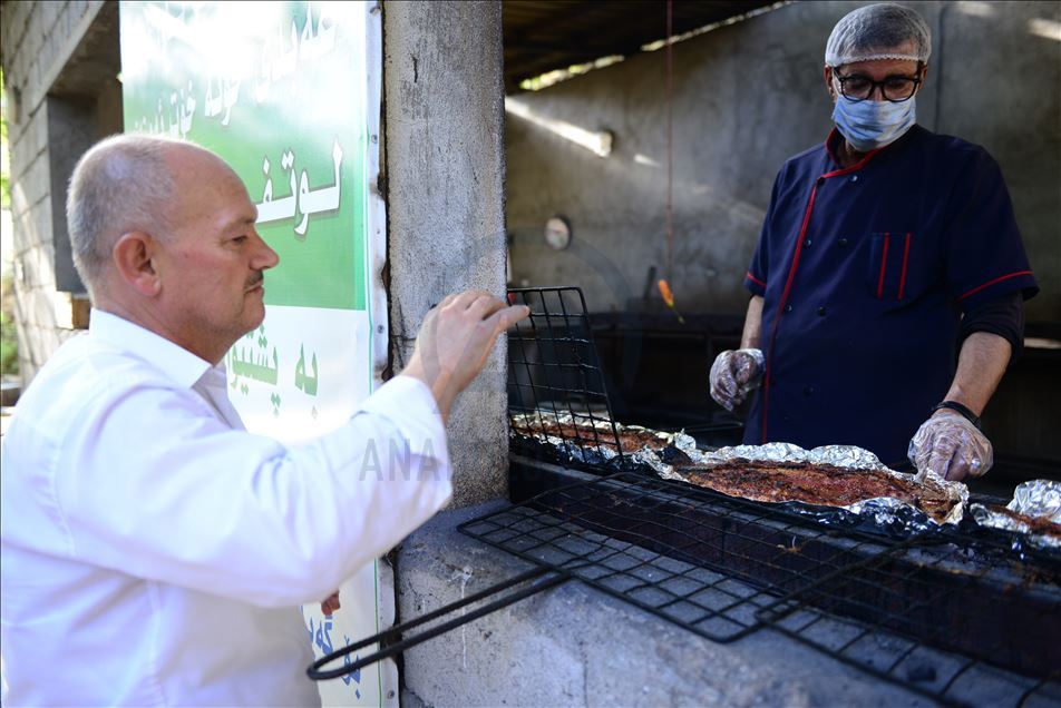 بەمەبەستی راکێشانی گەشتیار بۆ گوندەکەیان پرۆژەیەکی گەشتیارییان لەسەر لووتکەی شاخ کردۆتەوە