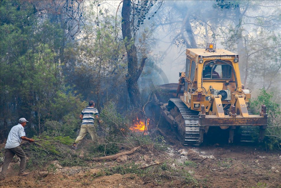Suriyeli Hasan el-Hasan, İzmir'deki yangını söndürmek için avuçlarıyla toprak taşıdı
