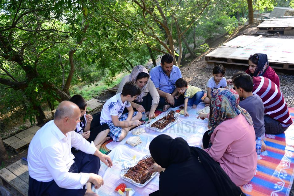 بەمەبەستی راکێشانی گەشتیار بۆ گوندەکەیان پرۆژەیەکی گەشتیارییان لەسەر لووتکەی شاخ کردۆتەوە