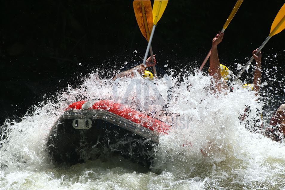 Maceraseverler bayram tatilinin tadını Melen Çayı'nda rafting yaparak çıkardı