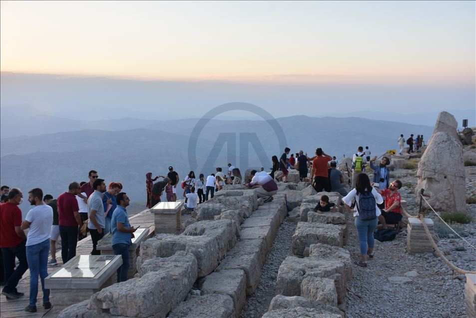 Nemrut, eşsiz manzarasıyla ziyaretçilerini büyülüyor