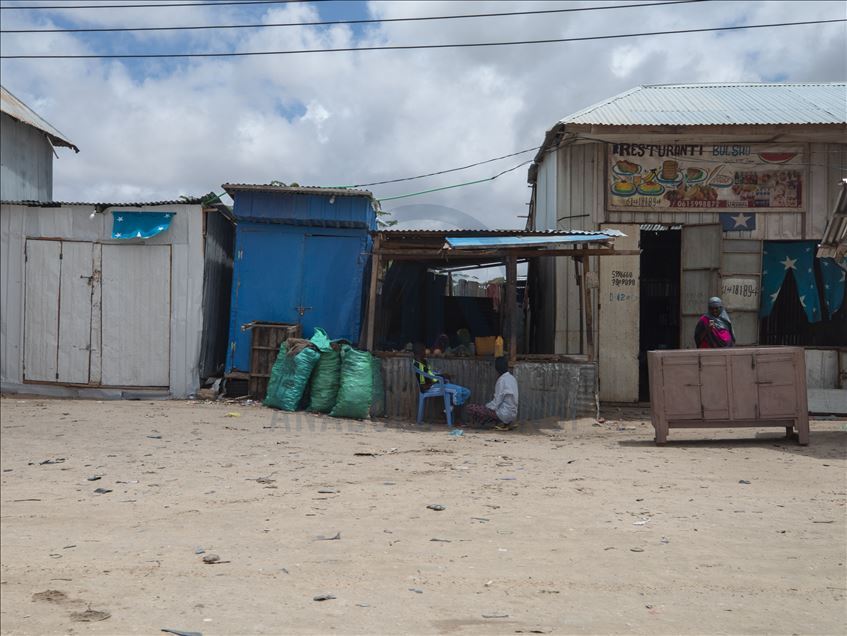 Mogadişu'daki göçmen kamplarında günlük hayat
