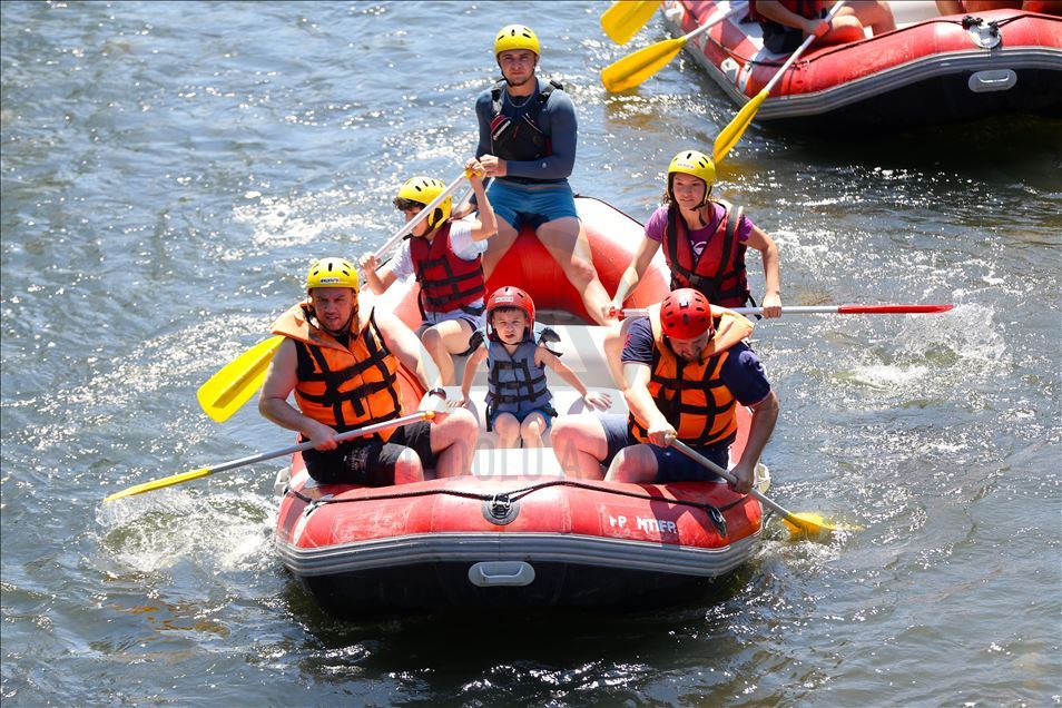 Maceraseverler bayram tatilinin tadını Melen Çayı'nda rafting yaparak çıkardı