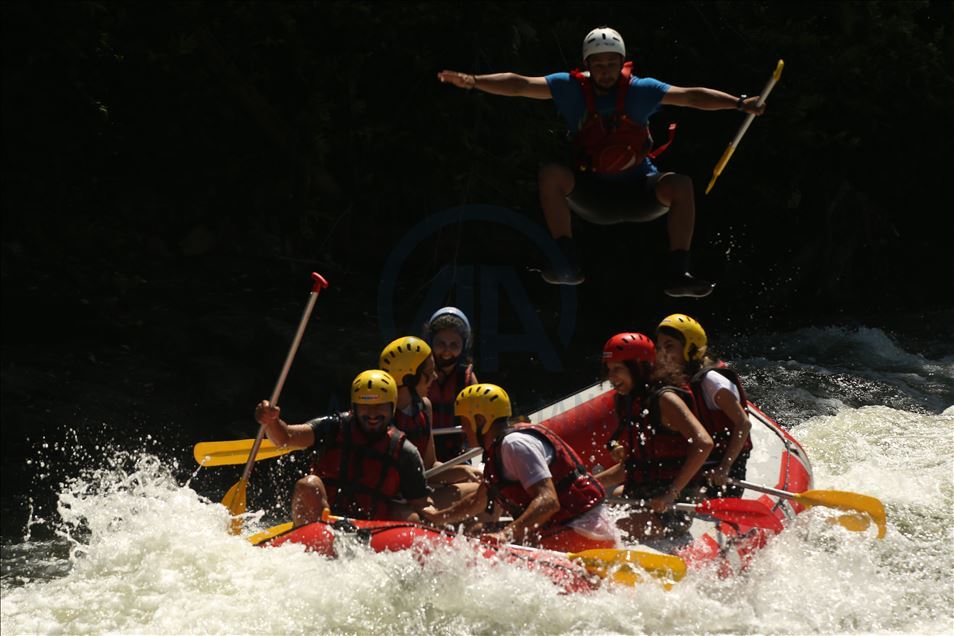 Maceraseverler bayram tatilinin tadını Melen Çayı'nda rafting yaparak çıkardı