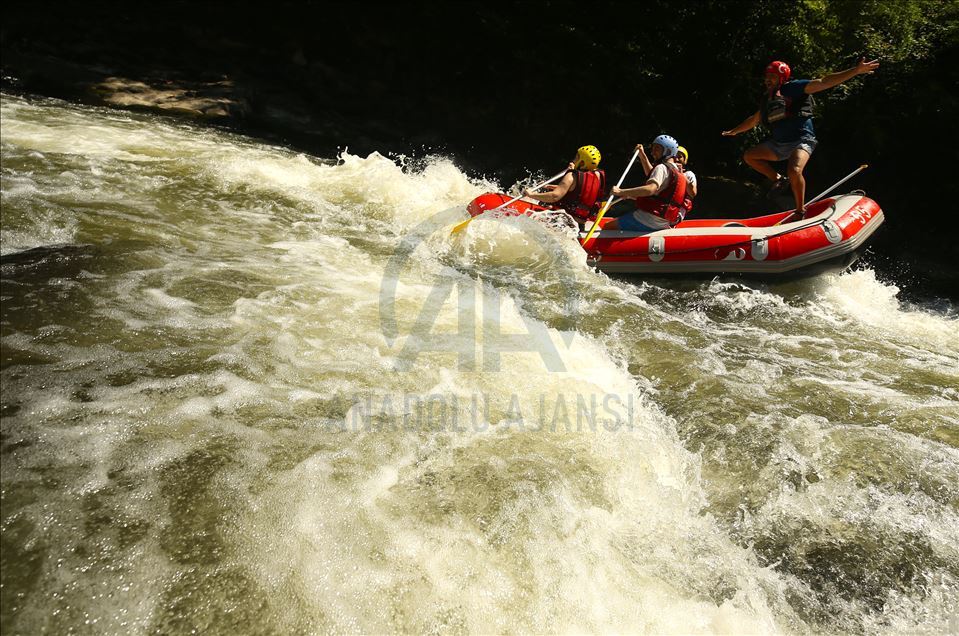 Maceraseverler bayram tatilinin tadını Melen Çayı'nda rafting yaparak çıkardı