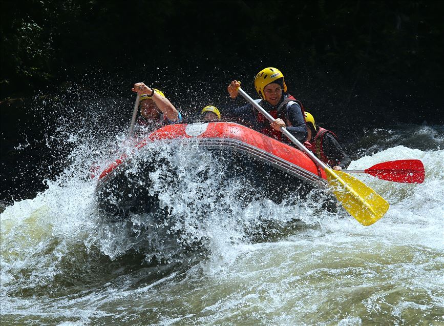 Maceraseverler bayram tatilinin tadını Melen Çayı'nda rafting yaparak çıkardı