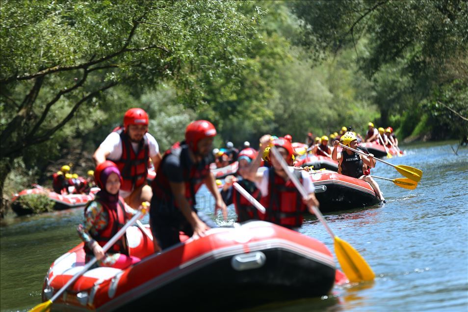 Maceraseverler bayram tatilinin tadını Melen Çayı'nda rafting yaparak çıkardı