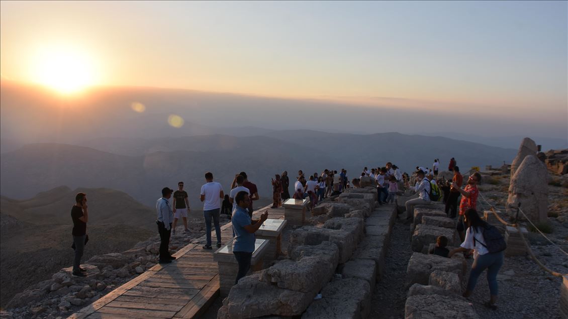 Nemrut, eşsiz manzarasıyla ziyaretçilerini büyülüyor