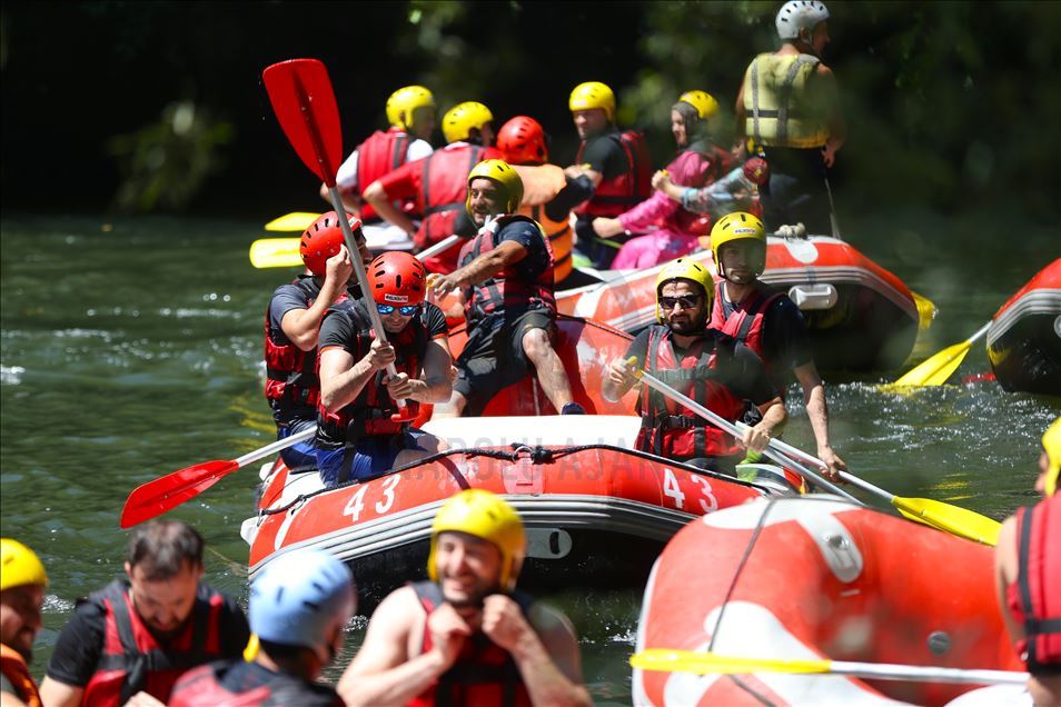 Maceraseverler bayram tatilinin tadını Melen Çayı'nda rafting yaparak çıkardı
