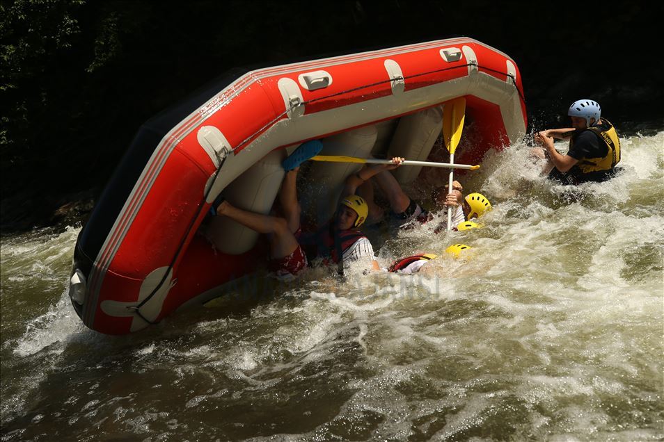 Maceraseverler bayram tatilinin tadını Melen Çayı'nda rafting yaparak çıkardı