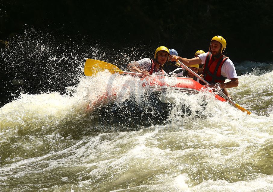 Maceraseverler bayram tatilinin tadını Melen Çayı'nda rafting yaparak çıkardı