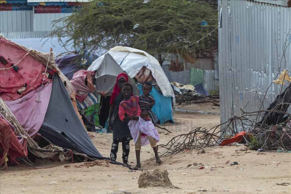 Vida diaria en campo de refugiados de la capital de Somalia