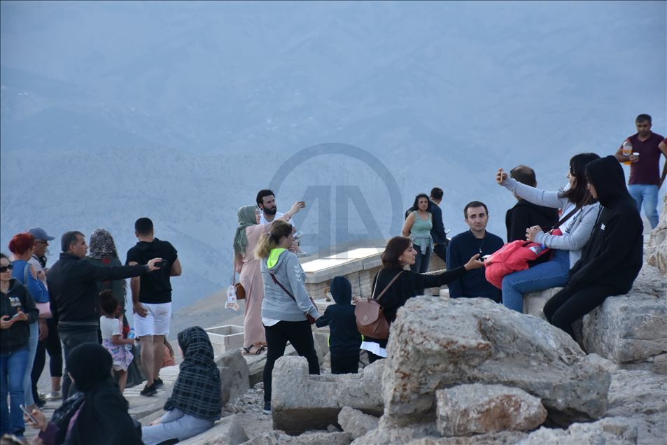 Nemrut, eşsiz manzarasıyla ziyaretçilerini büyülüyor