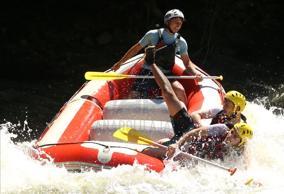 Maceraseverler bayram tatilinin tadını Melen Çayı'nda rafting yaparak çıkardı