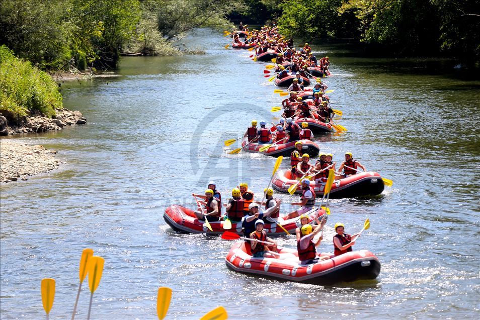 Maceraseverler bayram tatilinin tadını Melen Çayı'nda rafting yaparak çıkardı