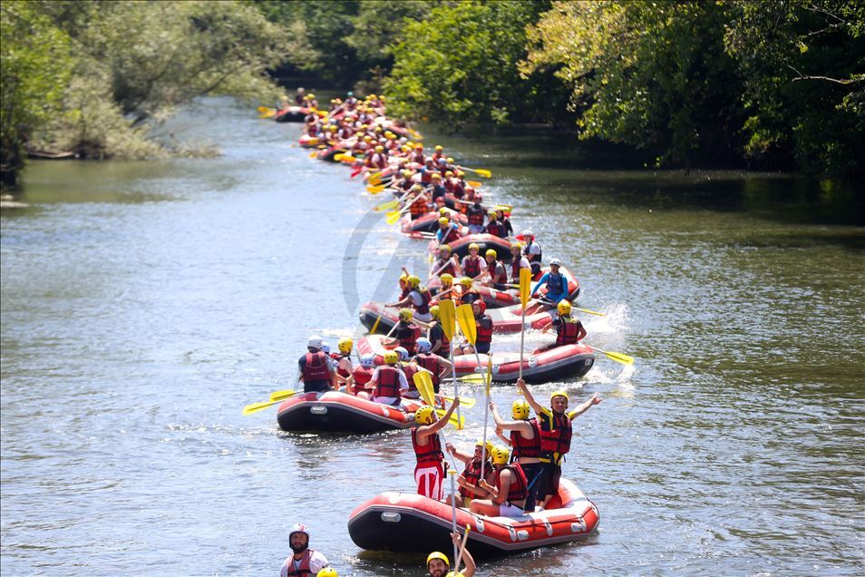 Maceraseverler bayram tatilinin tadını Melen Çayı'nda rafting yaparak çıkardı