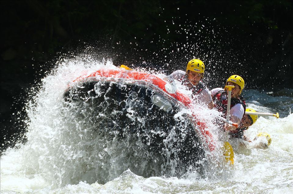 Maceraseverler bayram tatilinin tadını Melen Çayı'nda rafting yaparak çıkardı