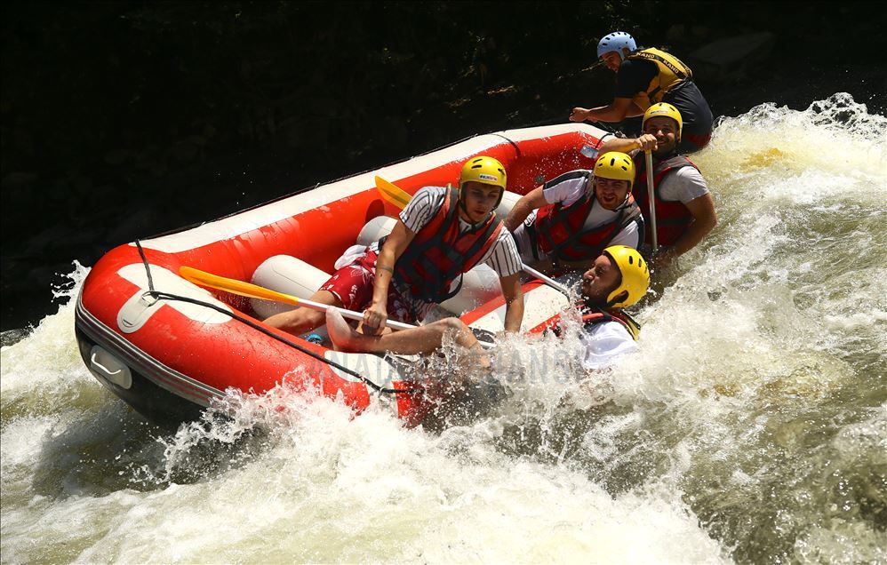 Maceraseverler bayram tatilinin tadını Melen Çayı'nda rafting yaparak çıkardı