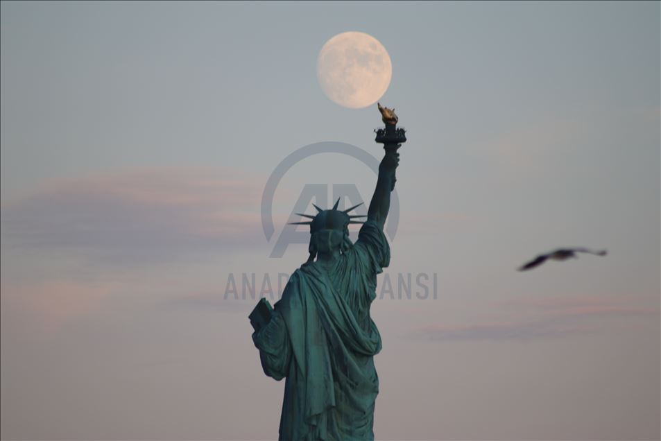 New York Özgürlük Heykeli ve dolunay