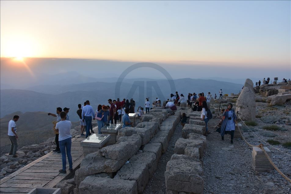 Nemrut, eşsiz manzarasıyla ziyaretçilerini büyülüyor