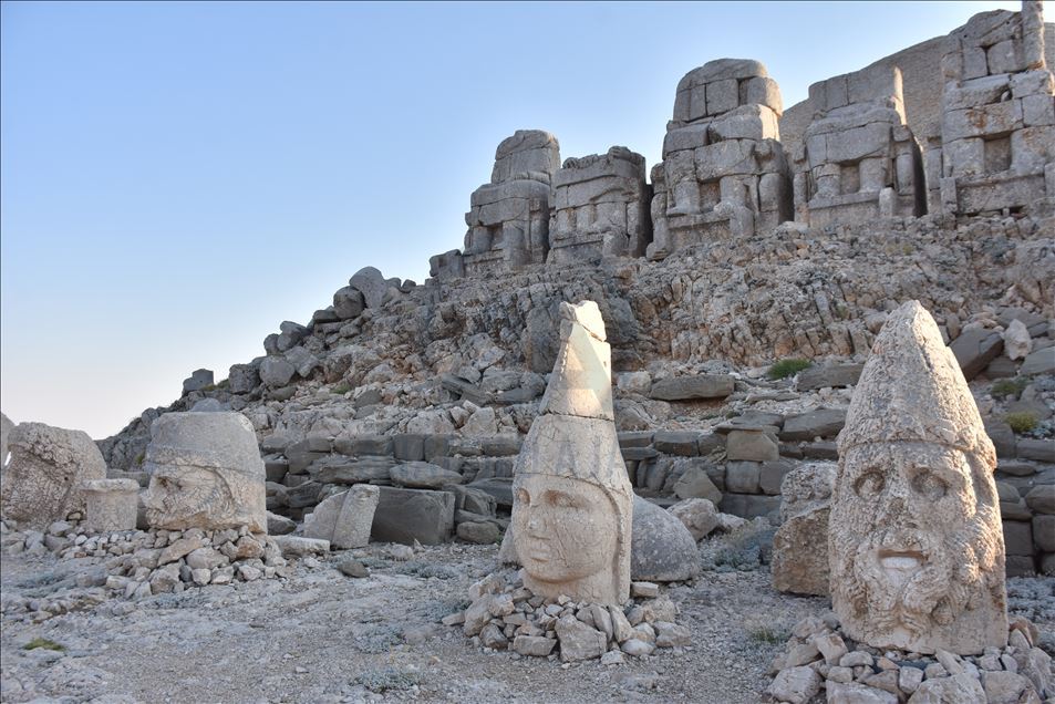 Nemrut, eşsiz manzarasıyla ziyaretçilerini büyülüyor