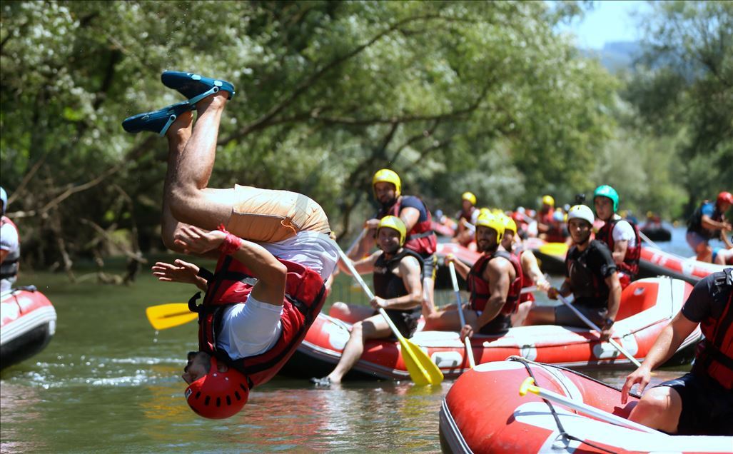 Maceraseverler bayram tatilinin tadını Melen Çayı'nda rafting yaparak çıkardı