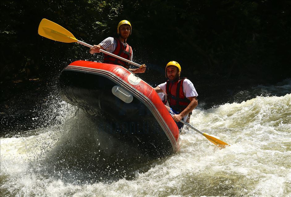 Maceraseverler bayram tatilinin tadını Melen Çayı'nda rafting yaparak çıkardı